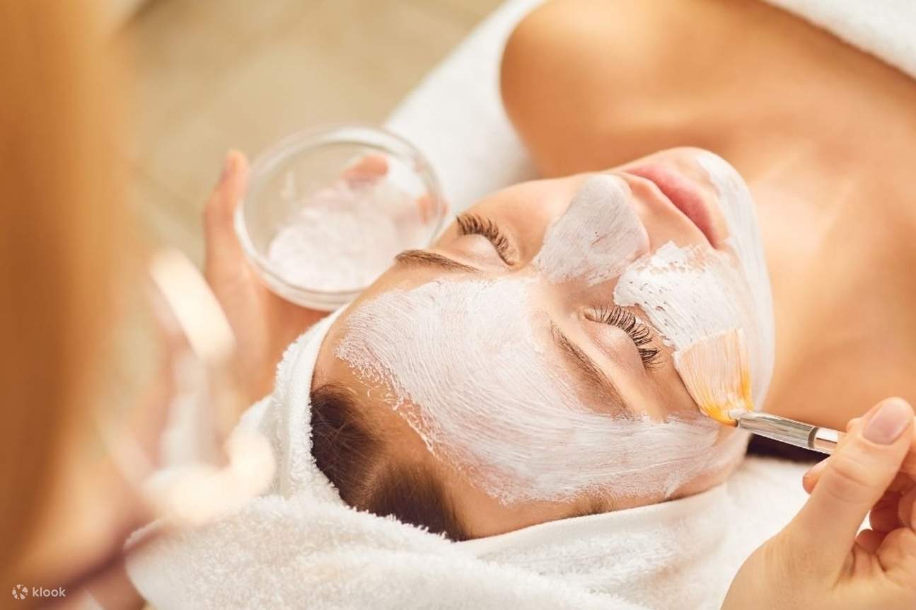 1-1. 彈力緊緻韓式美顏課程（60分鐘）：本課程可增強肌膚彈性，活化臉部肌膚，讓您擁有充滿活力和青春的外表。非常適合追求緊緻飽滿肌膚的您。